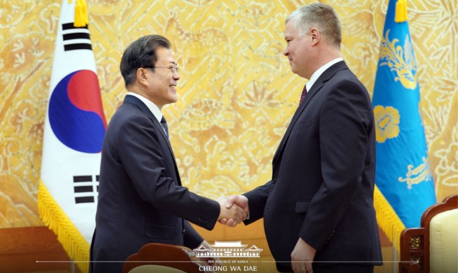 문 대통령, 비건 미국 대북특별대표 접견