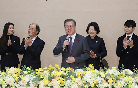 문 대통령, 문화예술인 지원 약속