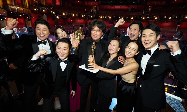 봉준호를 향해 쏟아지는 각계 각층 축하인사