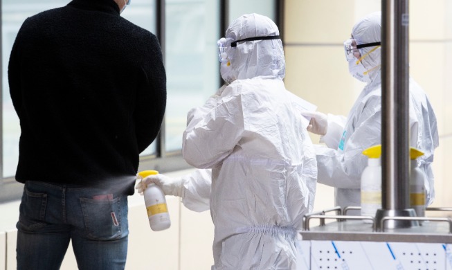 압도적인 검사로 확진자 찾아내는 ‘한국’