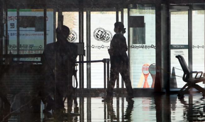 한국, 코로나19 확진자 수 줄고 완치자 수 늘어날 것