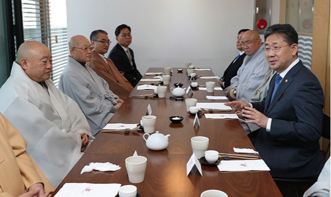 코로나19 극복 위해 종교계 행사 연기 결정