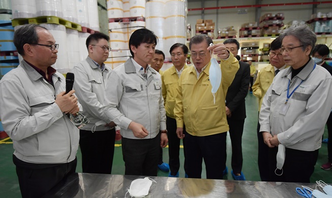 문 대통령, “미국에 코로나19 의료장비 최대한 지원”