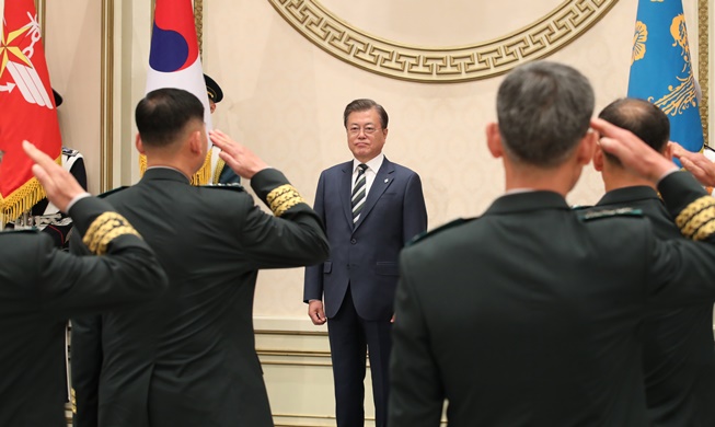 문 대통령, 중장 진급자에 "군이 바이러스와의 전쟁 일등공신"