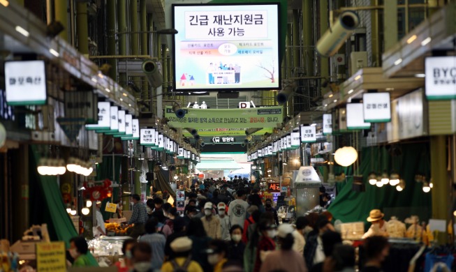 "긴급재난지원금 덕분에 손님이 늘었어요."