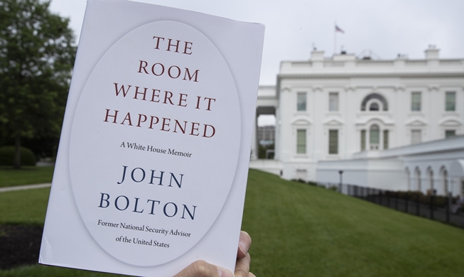 청와대 "볼턴, 한미 정상 간 협의 내용 왜곡···기본 갖추지 못한 부적절한 행태"