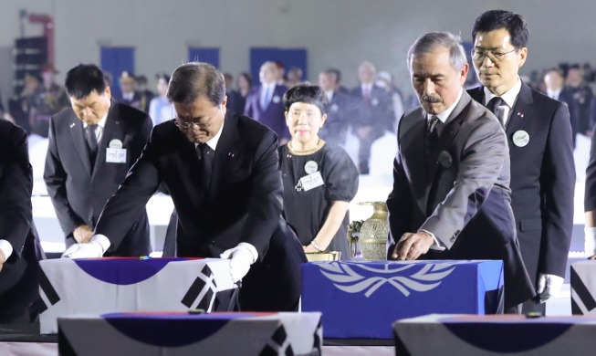 문 대통령, 6·25 전쟁 영웅 직접 맞아···"남북 상생의 길 찾아낼 것"