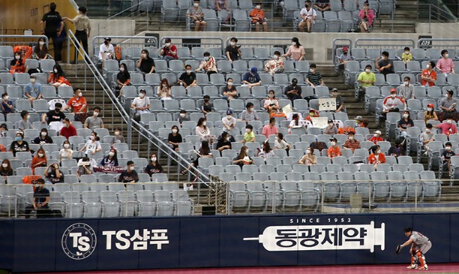 "거리는 띄우고, 열기는 모으고"... KBO리그 관람 신풍속