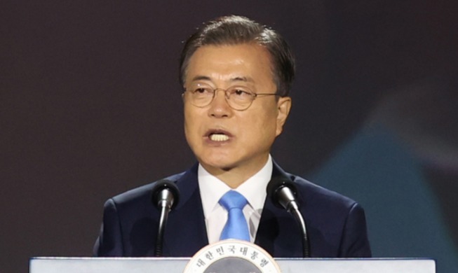 문 대통령 "언제든 일본 정부와 마주 앉을 준비돼 있어"···광복절 경축사