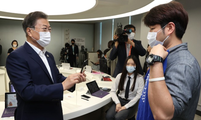 문 대통령 “교육이 새로운 미래를 위한 핵심 투자분야”∙∙∙‘그린 스마트 스쿨’ 현장 방문