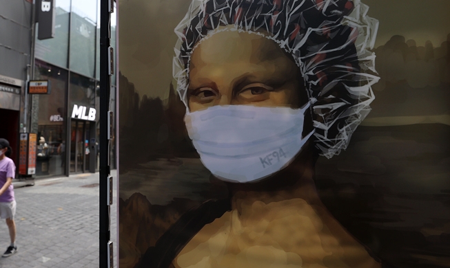 코로나시대 필수품 '마스크'의 진화∙∙소재, 형태, 색깔 다양해지고 관련 소품도 속속 등장