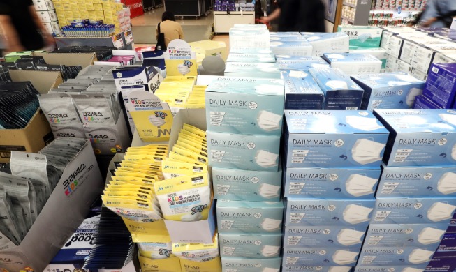 수술용 마스크 시장 공급 체계로···15일부터 제한적 수출 허용