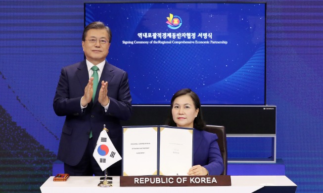 한국, RCEP 협정문 최종 서명···문 대통령 “자유무역 질서 발전에 기여 확신"