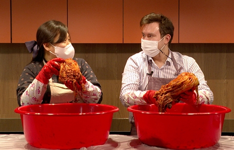 오늘은 코리아넷 김장하는 날···1인용 김장키트로 뚝딱