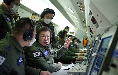 문 대통령, 새해 아침 공군지휘통제기 ‘피스아이’ 탑승...한반도 대비 태세 점검)