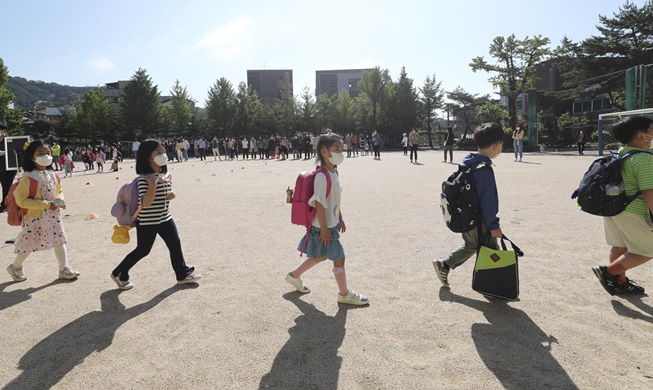 [코로나19 1년] ① 키워드로 보는 K-방역···정은경, 사회적 거리두기, 드라이브스루 검사