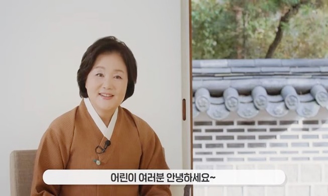 "손 큰 할머니가 왔어요"···김정숙 여사, 설날 맞아 어린이 위해 동화 구연