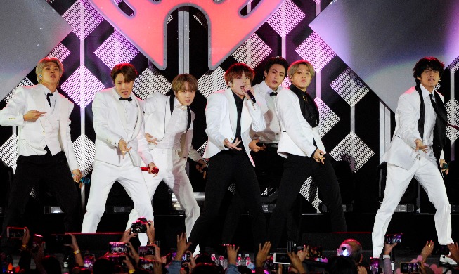 BTS, 지난해 전 세계 음반 판매 1, 2위