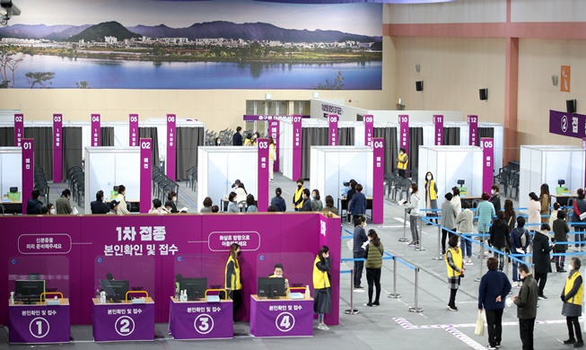 4월부터 75세 이상 코로나 백신 접종 시작···정부, 2분기 접종 계획 발표