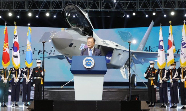 [사진으로 보는 한국] 첫 한국형 전투기 'KF-21 보라매'···"역사적 이정표"