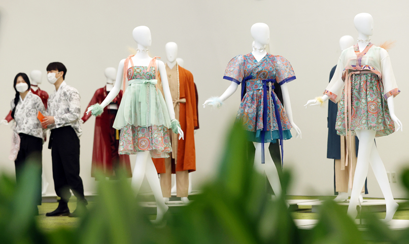 [사진으로 보는 한국] K-팝과 만난 한복