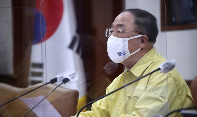 홍남기 총리 대행 “백신접종 4월까지 300만, 상반기 1,200만명 목표”