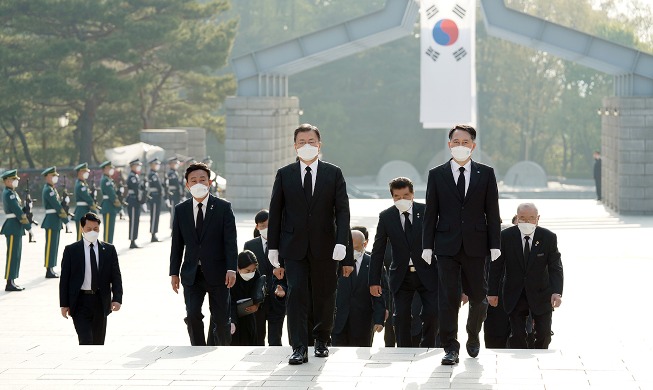 문 대통령, 4‧19민주묘지 참배···"더 성숙한 민주주의로 나아가야"