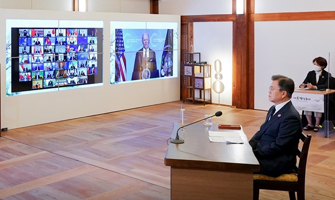 문 대통령 "온실가스 감축 목표 추가 상향...올해 유엔 제출"