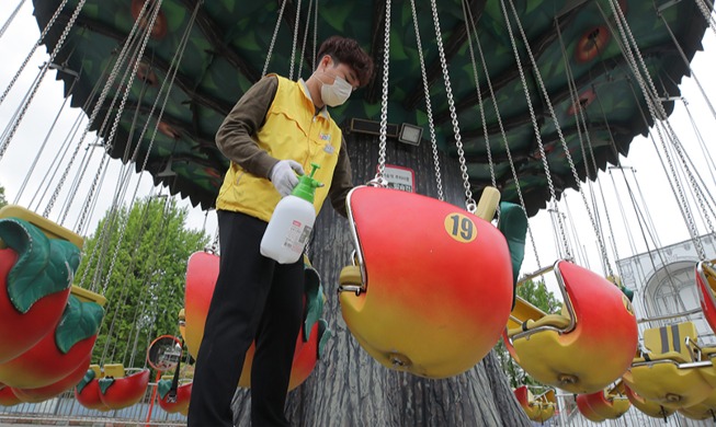 [사진으로 보는 한국]가정의달 앞둔 놀이공원 방역 현장