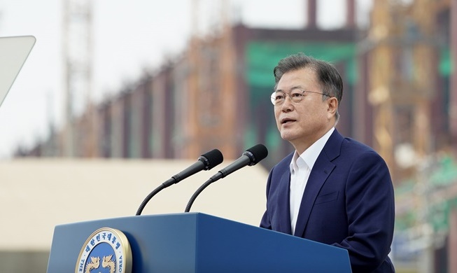 문 대통령 "2030년 종합반도체 강국"···K-반도체 기업, 510조원 투자 계획 발표