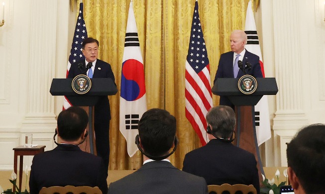 문 대통령, 바이든 대통령과 정상회담···"미국, 한국군 55만명에 백신 지원"