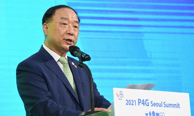 홍남기 부총리 "2025년까지 GDP 3.8% 그린뉴딜에 투자"