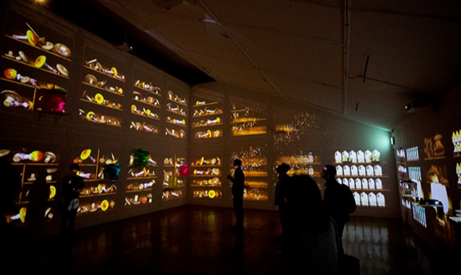 김정숙 여사가 수소차 타고 찾은 전시회···버려진 마스크가 예술작품으로