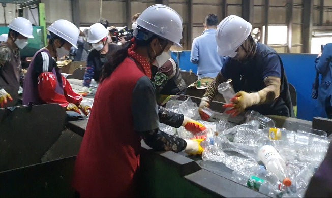 버려진 생수병이 옷으로···플라스틱 재활용 현장 가보니