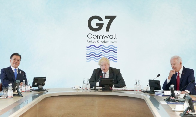 문 대통령, 오스트리아 도착···수교 129년 만에 첫 방문