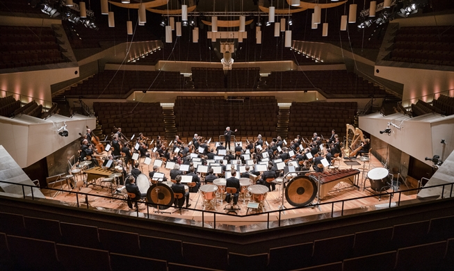 ▲ 작곡가 신동훈이 베를린 필하모닉 오케스트라 산하 카라얀 아카데미가 수여하는 클라우디오 아바도 작곡상을 받았다. 사진은 12일(현지시간) 독일 베를린의 필하모니홀에서 사이먼 래틀의 지휘로 베를린 필하모니의 무관중 연주가 진행되고 있는 모습. 연합뉴스