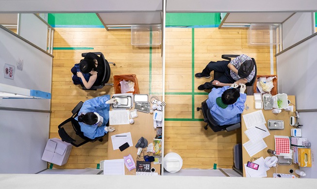 [사진으로 보는 한국] 코로나 백신 1차 접종 1300만 돌파···상반기 목표 조기 달성