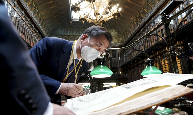 독도 표기된 조선 지도 본 문 대통령 “독도가 한국 영토라는 소중한 사료”