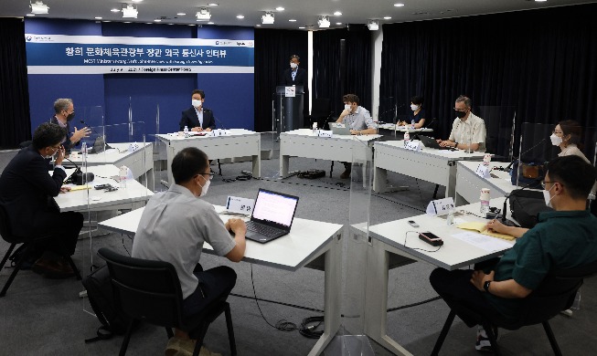 황희 장관 "K-방역·디지털역량, 관광시장 경쟁력 될 것"···외국 통신사 공동 인터뷰