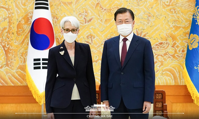 문 대통령, 셔먼 미 국무부 부장관 접견∙∙∙"북미 대화 노력 당부"