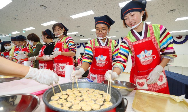 [사진으로 보는 한국] 추석 명절 음식 만드는 결혼이주여성들