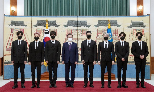 문 대통령, BTS에 '미래세대·문화 특사’ 임명장 수여