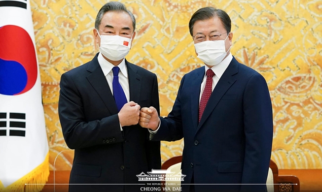 문 대통령, 왕이 중국 외교부장 접견···“한반도 비핵화·평화 정착 중국 지지 기대”