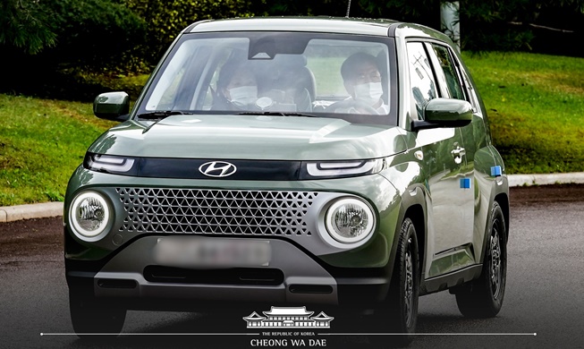 경형 SUV '캐스퍼' 인수받은 문 대통령 “승차감 좋네요”