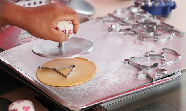 평일 낮에도 대기 인원 30명···핫플레이스가 된 ‘오징어 게임’ 속 그곳!