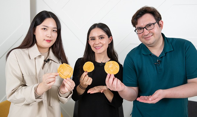 코리아넷 외국인 기자들이 직접 해 본 '오징어 게임' 속 달고나 챌린지