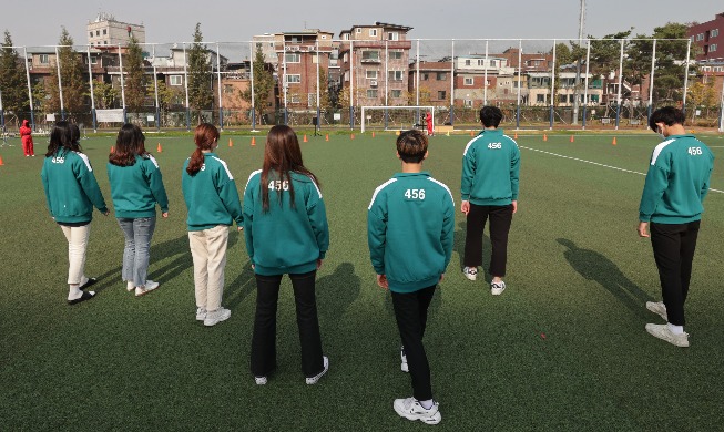[사진으로 보는 한국] '무궁화 꽃이 피었습니다'···대학교 축제에도 '오징어게임' 열풍