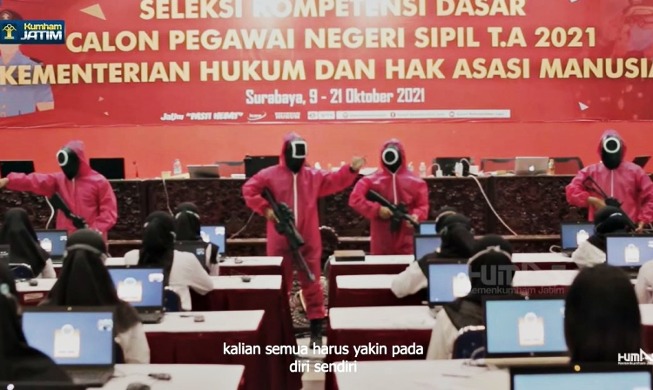 [명예기자단 톱10] 공무원 시험장 접수한 '오징어 게임' 핑크군단