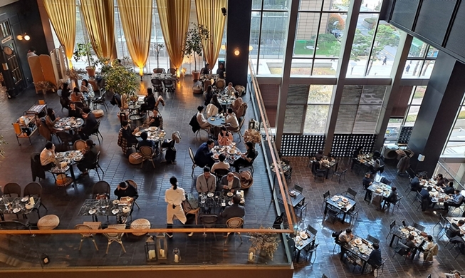 거리는 ‘활기’, 식당은 ‘생기’, 야구장은 ‘열기’···‘단계적 일상회복’ 시행 열흘