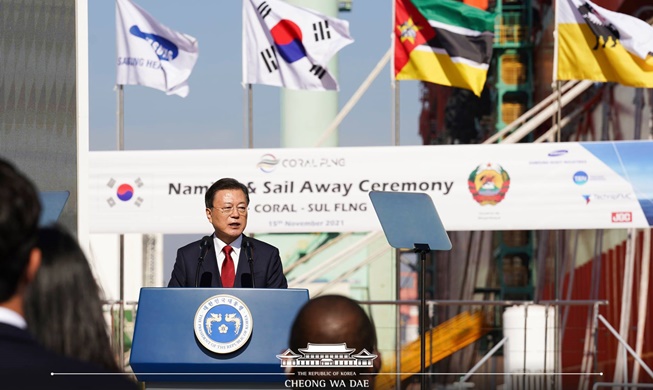 문 대통령, 모잠비크 FLNG선 출항식 참석···“탄소 중립 여정에 큰 힘”